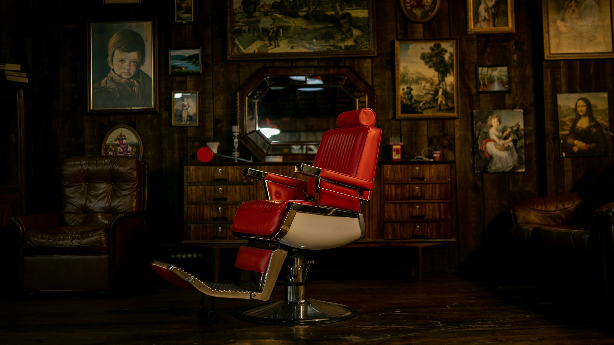 Cadeira vermelha em um ambiente de barbearia com madeira e luz quente
