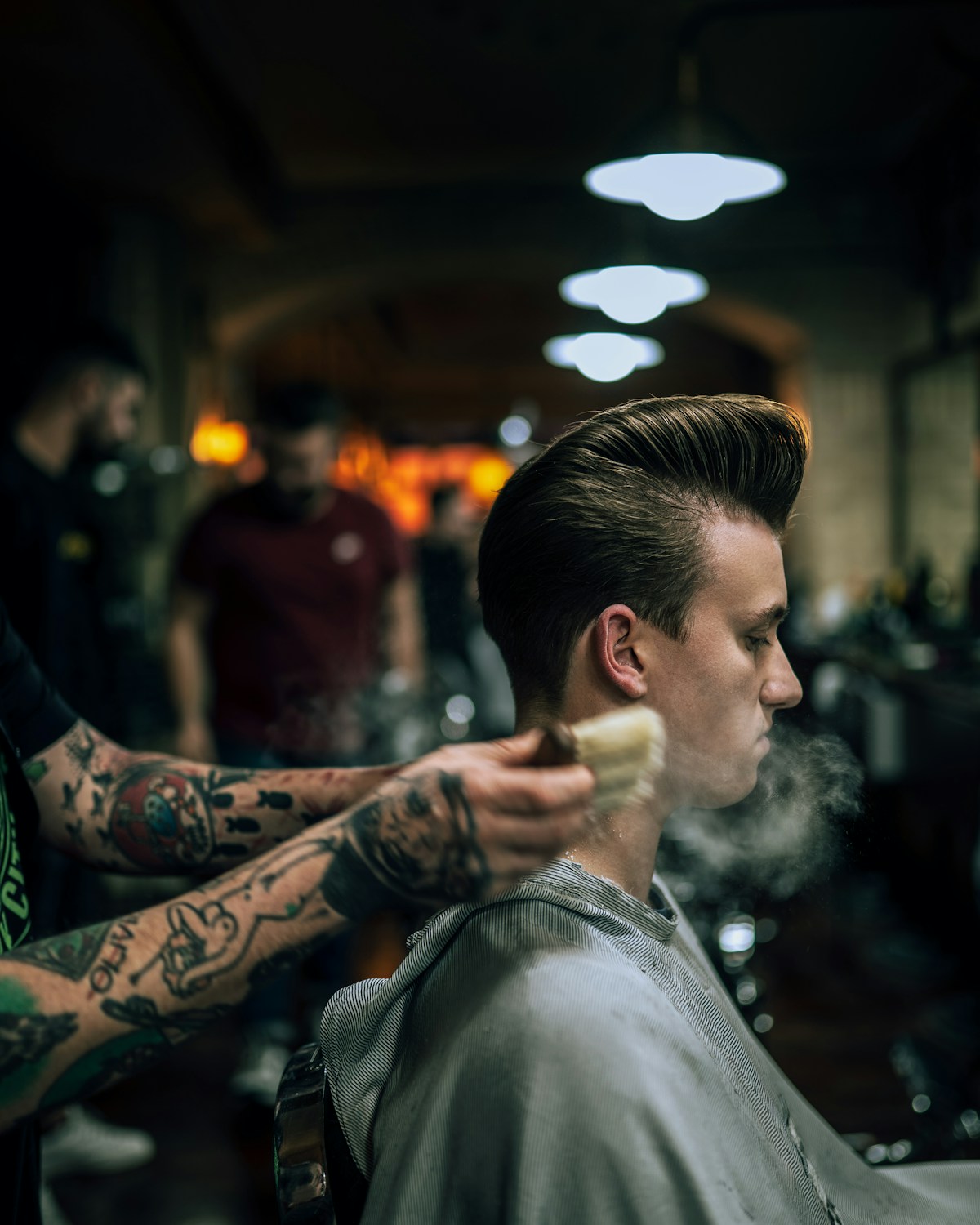 Profissional finalizando um corte em uma barbearia de bairro